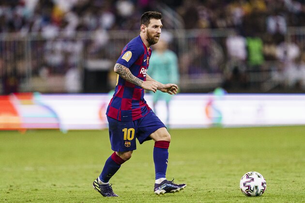 JEDDAH, SAUDI ARABIA - JANUARY 09: Lionel Messi of FC Barcelona passes the ball during the Supercopa de Espana Semi-Final match between FC Barcelona and Club Atletico de Madrid at King Abdullah Sports City on January 9, 2020 in Jeddah, Saudi Arabia. (Photo by Eurasia Sport Images/Getty Images)