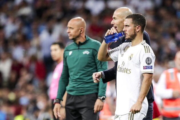 MADRID, SPAIN - OCTOBER 1: (L-R) coach Zinedine Zidane of Real Madrid, Eden Hazard of Real Madrid during the UEFA Champions League  match between Real Madrid v Club Brugge at the Santiago Bernabeu on October 1, 2019 in Madrid Spain (Photo by David S. Bustamante/Soccrates/Getty Images)