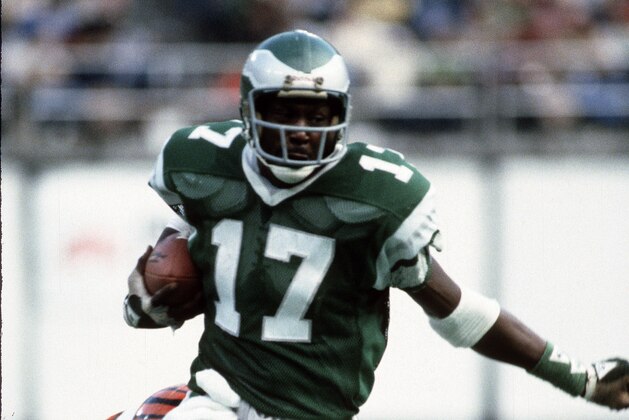 PHILADELPHIA, PA - DECEMBER 7:  Harold Carmichael #17 of the Philadelphia Eagles runs with the ball against the Cincinnati Bengals during an NFL football game December 7, 1975 at Veteran Stadium in Philadelphia, Pennsylvania. Carmichael played for the Eagles from 1971-83. (Photo by Focus on Sport/Getty Images)