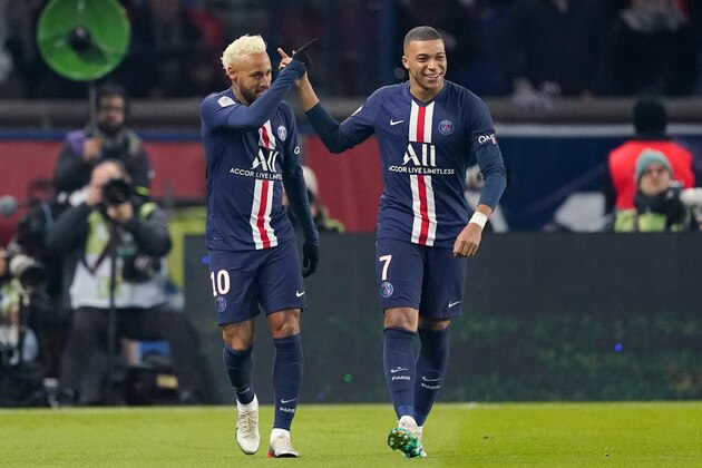 PARIS, FRANCE - JANUARY 12: Neymar Jr of Paris Saint Germain, Kylian Mbappe of Paris Saint Germain during the French League 1  match between Paris Saint Germain v AS Monaco at the Parc des Princes on January 12, 2020 in Paris France (Photo by Jeroen Meuwsen/Soccrates/Getty Images)
