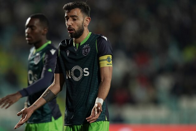 SETUBAL, PORTUGAL - JANUARY 11: Bruno Fernandes of Sporting CP reaction after referee decision during the Liga NOS match between Vitoria FC and Sporting CP at Estadio do Bonfim on January 11, 2020 in Setubal, Portugal.  (Photo by Gualter Fatia/Getty Images)