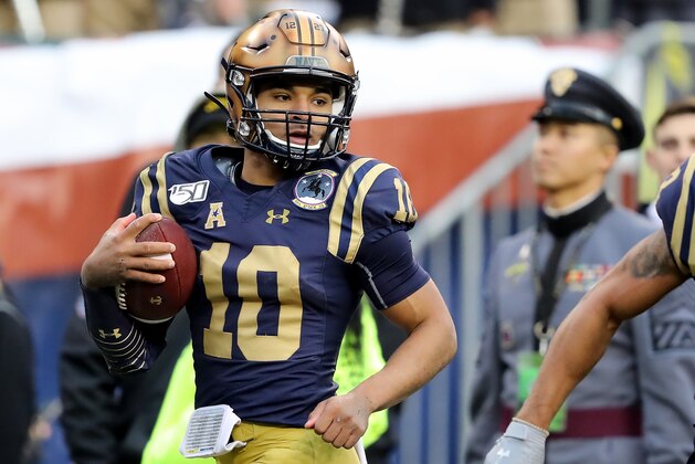 PHILADELPHIA, PENNSYLVANIA - DECEMBER 14:  Malcolm Perry #10 of the Navy Midshipmen scores a touchdown in second quarter against the Army Black Knights at Lincoln Financial Field on December 14, 2019 in Philadelphia, Pennsylvania. (Photo by Elsa/Getty Images)