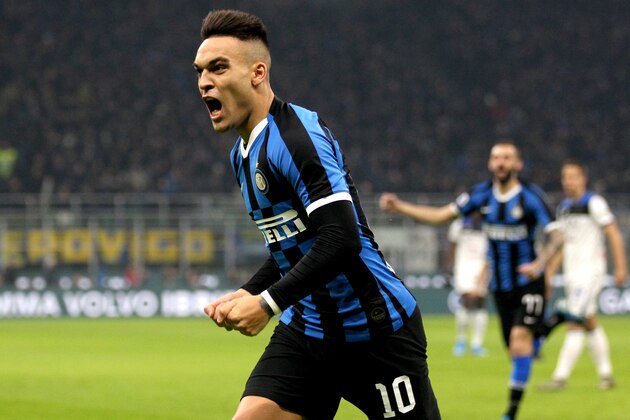MILAN, ITALY - JANUARY 11: Lautaro Martínez of FC Internazionale celebrates after scoring his goal 1-0 with his team mates ,during the Serie A match between FC Internazionale and Atalanta BC at Stadio Giuseppe Meazza on January 11, 2020 in Milan, Italy. (Photo by MB Media/Getty Images)