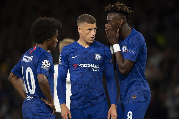 LONDON, ENGLAND - SEPTEMBER 17: Willian and Tammy Abraham (right) of Chelsea talk to Ross Barkley before Barkley took and missed a penalty during the UEFA Champions League group H match between Chelsea FC and Valencia CF at Stamford Bridge on September 17, 2019 in London, United Kingdom. (Photo by Visionhaus) LONDON, ENGLAND - SEPTEMBER 17: Willian and Tammy Abraham (right) of Chelsea talk to Ross Barkley before Barkley took and missed a penalty during the UEFA Champions League group H match between Chelsea FC and Valencia CF at Stamford Bridge on September 17, 2019 in London, United Kingdom. (Photo by Visionhaus)