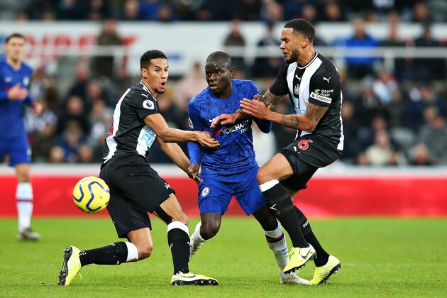NEWCASTLE UPON TYNE, ENGLAND - JANUARY 18: N'Golo Kante of Chelsea is challenged by Isaac Hayden and Jamaal Lascelles both of Newcastle United during the Premier League match between Newcastle United and Chelsea FC at St. James Park on January 18, 2020 in Newcastle upon Tyne, United Kingdom. (Photo by Alex Livesey/Getty Images) NEWCASTLE UPON TYNE, ENGLAND - JANUARY 18: N'Golo Kante of Chelsea is challenged by Isaac Hayden and Jamaal Lascelles both of Newcastle United during the Premier League match between Newcastle United and Chelsea FC at St. James Park on January 18, 2020 in Newcastle upon Tyne, United Kingdom. (Photo by Alex Livesey/Getty Images)