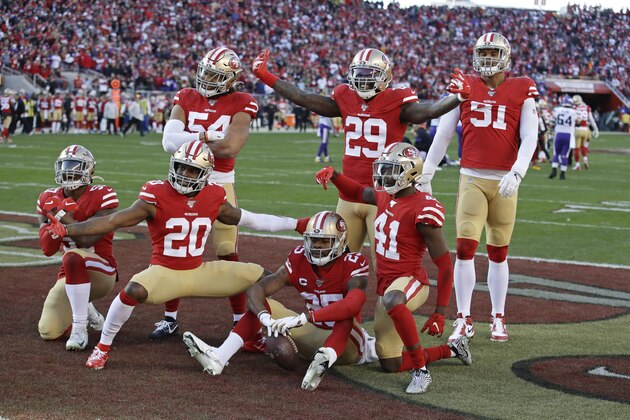 Los jugadores de los 49ers de San Francisco celebran luego que el cornerback Richard Sherman (25), en el centro y sentado, interceptó un pase ante los Vikings de Minnesota Vikings durante la segunda mitad del partido de los playoffs de la NFL, el sábado 11 de enero de 2020, en Santa Clara, California. (AP Foto/Marcio José Sánchez)