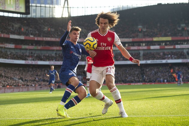 LONDON, ENGLAND - DECEMBER 29: David Luiz of Arsenal and Mason Mount of Chelsea during to the Premier League match between Arsenal FC and Chelsea FC at Emirates Stadium on December 29, 2019 in London, United Kingdom. (Photo by Visionhaus)
