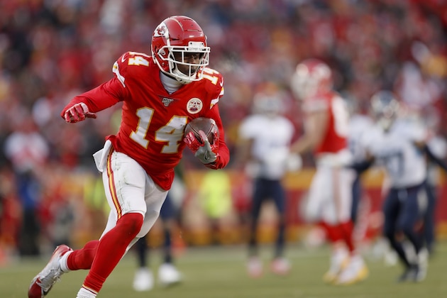 Sammy Watkins, de los Chiefs de Kansas City, atrapa un pase de anotaciÃ³n en la final de la Conferencia Americana frente a los Titans de Tennessee, el domingo 19 de enero de 2020 (AP Foto/Jeff Roberson)