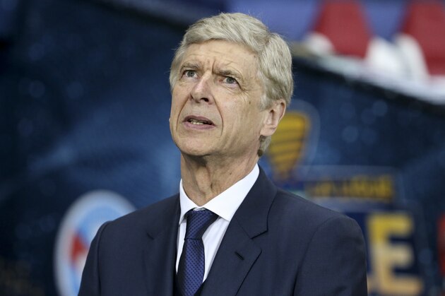 LILLE, FRANCE - MARCH 30: Arsene Wenger who is born in Strasbourg presents the trophy to the supporters in the middle of the pitch ahead of the French League Cup final (Coupe de la Ligue) between Racing Club de Strasbourg Alsace and En Avant Guingamp (EAG) at Stade Pierre Mauroy on March 30, 2019 in Lille, France. (Photo by Jean Catuffe/Getty Images)