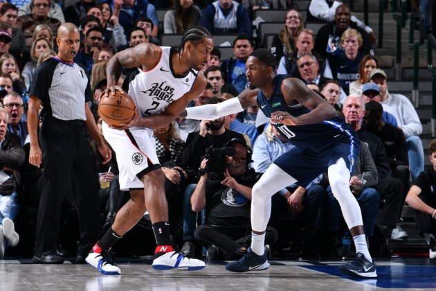 DALLAS, TX - JANUARY 21: Kawhi Leonard #2 of the LA Clippers handles the ball against the Dallas Mavericks on January 21, 2020 at the American Airlines Center in Dallas, Texas. NOTE TO USER: User expressly acknowledges and agrees that, by downloading and or using this photograph, User is consenting to the terms and conditions of the Getty Images License Agreement. Mandatory Copyright Notice: Copyright 2020 NBAE (Photo by Glenn James/NBAE via Getty Images)