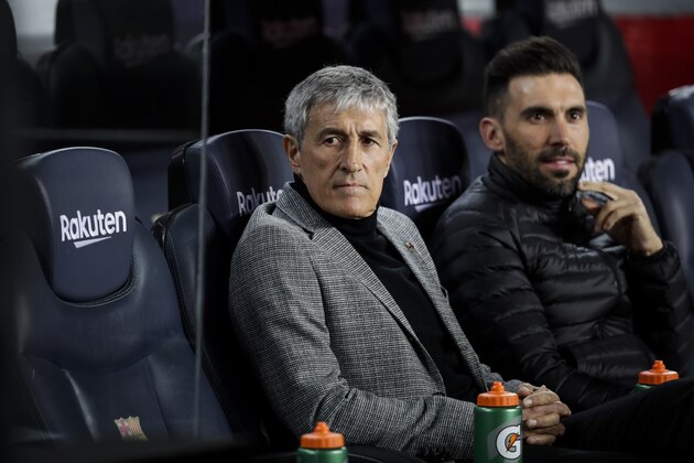 BARCELONA, SPAIN - JANUARY 19: (L-R) coach Quique Setien of FC Barcelona, second coach Eder Sarabia of FC Barcelona during the La Liga Santander  match between FC Barcelona v Granada at the Camp Nou on January 19, 2020 in Barcelona Spain (Photo by David S. Bustamante/Soccrates/Getty Images)
