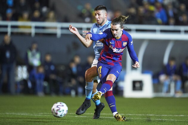 IBIZA, SPAIN - JANUARY 22: Antoine Griezmann of FC Barcelona shots to goal during the Copa del Rey Round of 32 match between UD Ibiza and FC Barcelona at Estadi Municipal de Can Misses on January 22, 2020 in Ibiza, Spain. (Photo by Quality Sport Images/Getty Images)