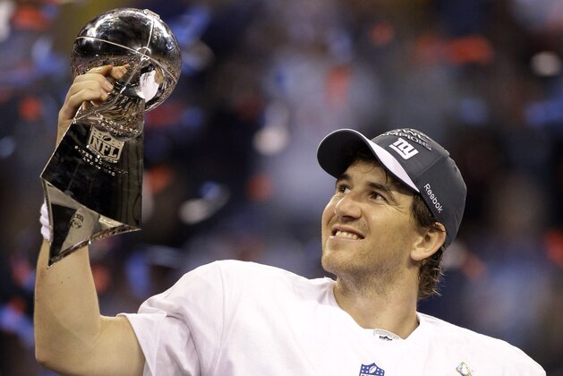 El quarterback de los Giants de Nueva York Eli Manning celebra con el trofeo Vince Lombardi tras su victoria en el Super Bowl XLVI ante los los Patriots de Nueva Inglaterra el domingo 5 de febrero de 2012 en Indianápolis. El Super Bowl fue visto por 111,3 millones de personas en Estados Unidos de acuerdo con cifras difundidas por Nielsen Co. el lunes 6 de febrero de 2012. (Foto AP/Chris O'Meara)
