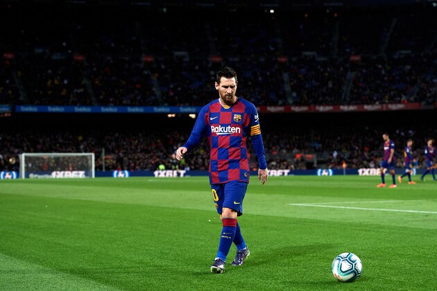 BARCELONA, SPAIN - JANUARY 19: Lionel Messi of FC Barcelona looks at the ball during the Liga match between FC Barcelona and Granada CF at Camp Nou on January 19, 2020 in Barcelona, Spain. (Photo by Alex Caparros/Getty Images)