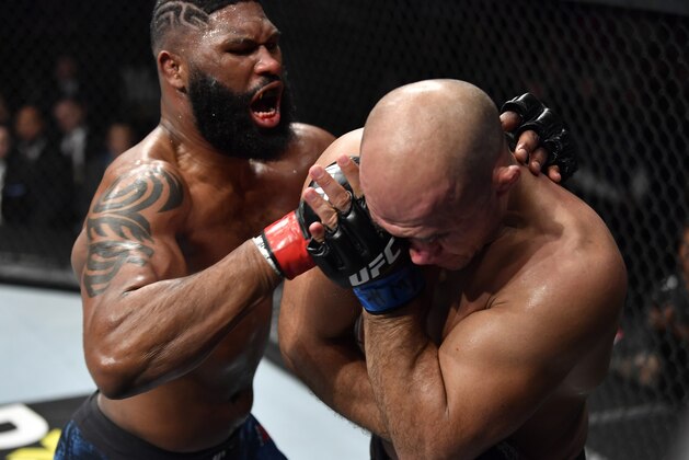 RALEIGH, NORTH CAROLINA - JANUARY 25:  (L-R) Curtis Blaydes punches Junior Dos Santos of Brazil in their heavyweight fight during the UFC Fight Night event at PNC Arena on January 25, 2020 in Raleigh, North Carolina. (Photo by Jeff Bottari/Zuffa LLC via Getty Images)
