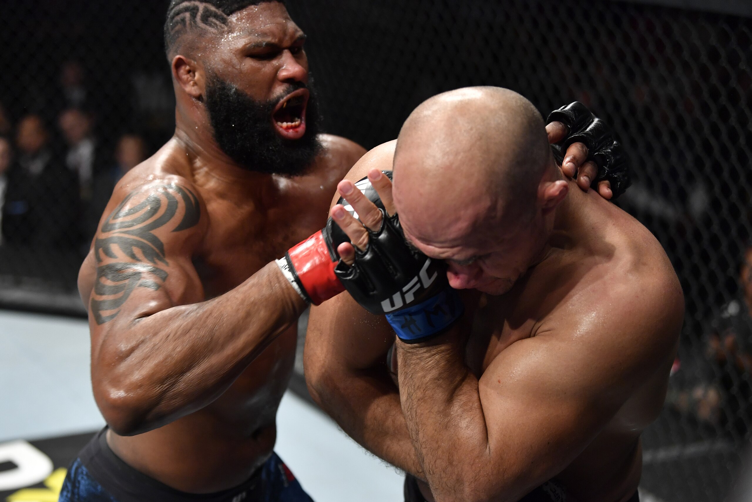 RALEIGH, NORTH CAROLINA - JANUARY 25:  (L-R) Curtis Blaydes punches Junior Dos Santos of Brazil in their heavyweight fight during the UFC Fight Night event at PNC Arena on January 25, 2020 in Raleigh, North Carolina. (Photo by Jeff Bottari/Zuffa LLC via Getty Images)