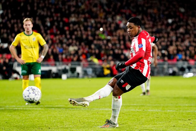EINDHOVEN, NETHERLANDS - DECEMBER 7: Steven Bergwijn of PSV scores the third goal to make it 3-0 during the Dutch Eredivisie  match between PSV v Fortuna Sittard at the Philips Stadium on December 7, 2019 in Eindhoven Netherlands (Photo by Photo Prestige/Soccrates/Getty Images)