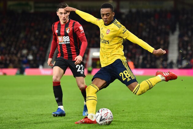 Arsenal's English midfielder Joe Willock (R) crosses the ball during the English FA Cup fourth round football match  between Bournemouth and Arsenal at the Vitality Stadium in Bournemouth, southern England on January 27, 2020. (Photo by Glyn KIRK / AFP) / RESTRICTED TO EDITORIAL USE. No use with unauthorized audio, video, data, fixture lists, club/league logos or 'live' services. Online in-match use limited to 120 images. An additional 40 images may be used in extra time. No video emulation. Social media in-match use limited to 120 images. An additional 40 images may be used in extra time. No use in betting publications, games or single club/league/player publications. /  (Photo by GLYN KIRK/AFP via Getty Images)