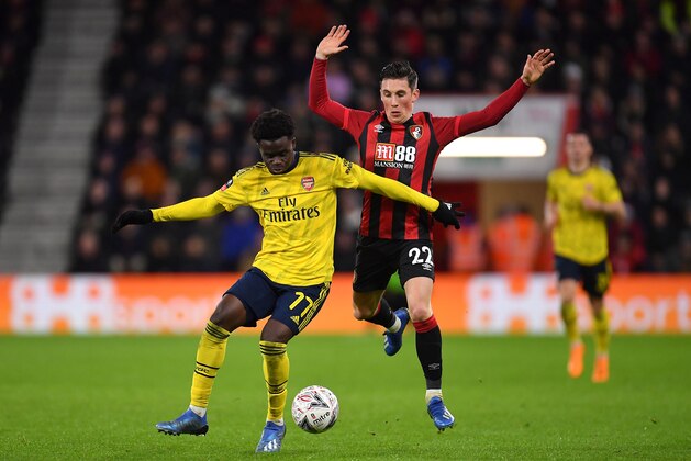 BOURNEMOUTH, ENGLAND - JANUARY 27: Bukayo Saka of Arsenal battles for possession with Harry Wilson of AFC Bournemouth during the FA Cup Fourth Round match between AFC Bournemouth and Arsenal at Vitality Stadium on January 27, 2020 in Bournemouth, England. (Photo by Justin Setterfield/Getty Images)