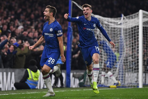 LONDON, ENGLAND - JANUARY 21:  Cesar Azpilicueta of Chelsea is congratulated by team mate Mason Mount after scoring his team's second goal during the Premier League match between Chelsea FC and Arsenal FC at Stamford Bridge on January 21, 2020 in London, United Kingdom. (Photo by Shaun Botterill/Getty Images)