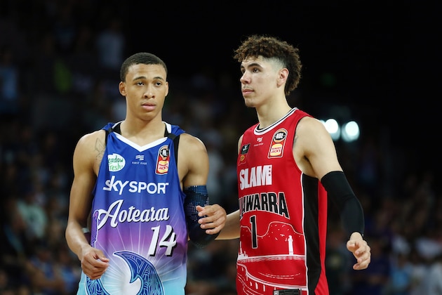 AUCKLAND, NEW ZEALAND - NOVEMBER 30: LaMelo Ball of the Hawks and RJ Hampton of the Breakers during the round 9 NBL match between the New Zealand Breakers and the Illawarra Hawks at Spark Arena on November 30, 2019 in Auckland, New Zealand. (Photo by Anthony Au-Yeung/Getty Images)