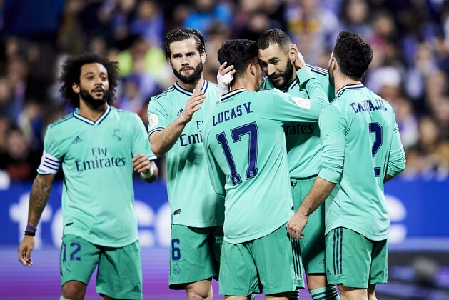 ZARAGOZA, SPAIN - JANUARY 29: Karim Benzema of Real Madrid CF celebrates with his teammates Lucas Vazquez of Real Madrid CF after scoring his team's fourth goal during the Copa del Rey Round of 16 match between Real Zaragoza and Real Madrid at La Romareda on January 29, 2020 in Zaragoza, Spain. (Photo by Juan Manuel Serrano Arce/Getty Images)