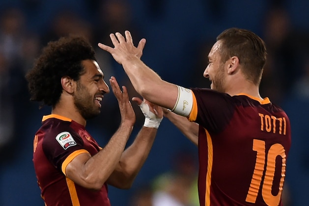 Roma's midfielder from Egypt Mohamed Salah (L) celebrates after scoring with Roma's forward from Italy Francesco Totti during the Italian Serie A football match Roma vs Bologna on April 11, 2016 at Olympic stadium in Rome.  / AFP / ALBERTO PIZZOLI        (Photo credit should read ALBERTO PIZZOLI/AFP via Getty Images)