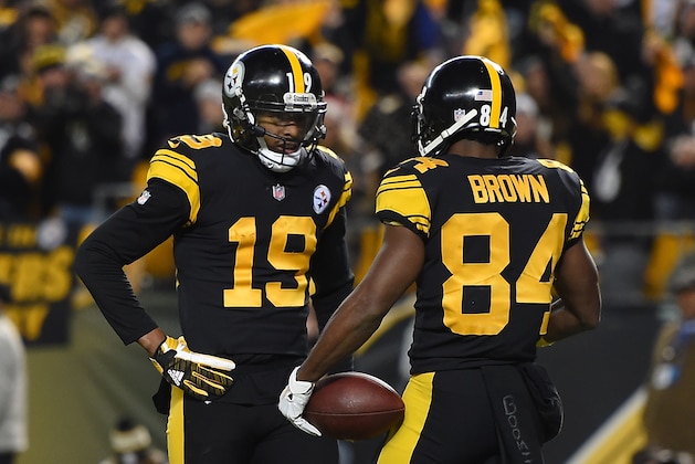PITTSBURGH, PA - DECEMBER 16: Antonio Brown #84 of the Pittsburgh Steelers celebrates with JuJu Smith-Schuster #19 after a 17 yard touchdown reception in the first quarter during the game against the New England Patriots at Heinz Field on December 16, 2018 in Pittsburgh, Pennsylvania. (Photo by Joe Sargent/Getty Images)
