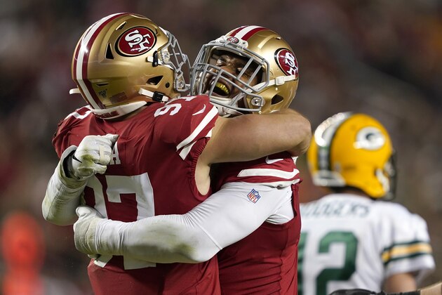 El defensive end Arik Armstead (centro) es felicitado por el defensiv end Nick Bosa, su compañero en los 49ers de San Francisco, tras capturar a Aaron Rodgers, quarterback de los Packers de Green Bay, en el partido del domingo 24 de noviembre de 2019 (AP Foto/Tony Avelar)