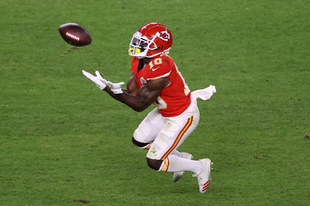 MIAMI, FLORIDA - FEBRUARY 02: Tyreek Hill #10 of the Kansas City Chiefs makes a catch against the San Francisco 49ers during the fourth quarter in Super Bowl LIV at Hard Rock Stadium on February 02, 2020 in Miami, Florida. (Photo by Elsa/Getty Images)