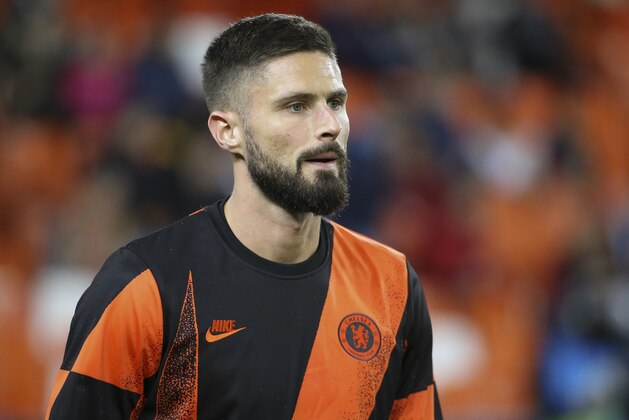 VALENCIA, SPAIN - NOVEMBER 27: Olivier Giroud of Chelsea warms up before the UEFA Champions League group H match between Valencia CF and Chelsea FC at Estadio Mestalla on November 27, 2019 in Valencia, Spain. (Photo by Jean Catuffe/Getty Images)