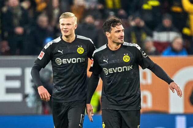 AUGSBURG, GERMANY - JANUARY 18: (BILD ZEITUNG OUT) Erling Haaland of Borussia Dortmund and Mats Hummels of Borussia Dortmund celebrate during the Bundesliga match between FC Augsburg and Borussia Dortmund at WWK-Arena on January 18, 2020 in Augsburg, Germany. (Photo by TF-Images/Getty Images)
