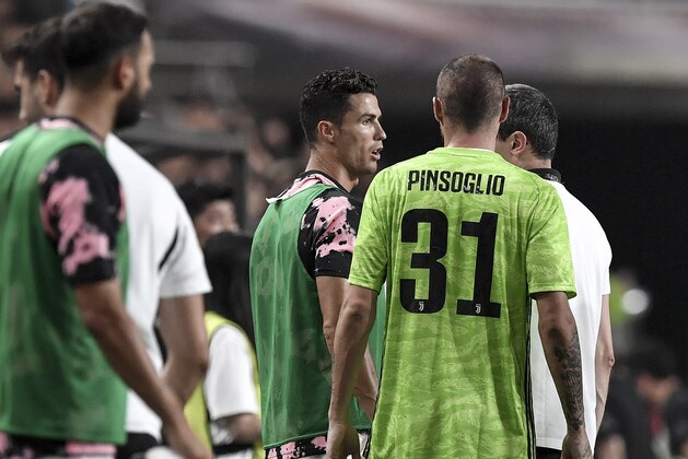 Juventus FC's Cristiano Ronaldo (C) leaves after a friendly football match between Team K League and Juventus FC in Seoul on July 26, 2019. - Juventus tied 3-3 in a friendly with K League All-Star team in Seoul on July 26, with its players apparently fatigued from a tight schedule that had landed them in South Korea just hours before playing. (Photo by Jung Yeon-je / AFP)        (Photo credit should read JUNG YEON-JE/AFP via Getty Images)