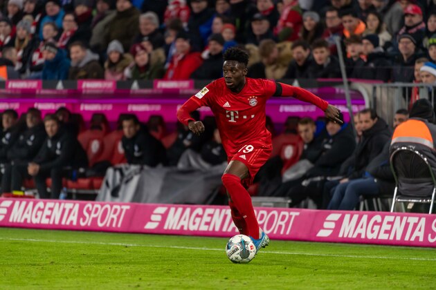 MUNICH, GERMANY - JANUARY 25: (BILD ZEITUNG OUT) Alphonso Davies of FC Bayern Muenchen controls the ball  during the Bundesliga match between FC Bayern Muenchen and FC Schalke 04 at Allianz Arena on January 25, 2020 in Munich, Germany. (Photo by TF-Images/Getty Images)