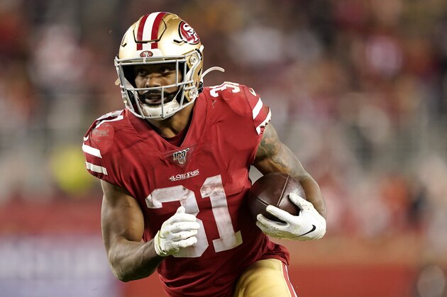 Raheem Mostert, corredor de los 49ers de San Francisco, acarrea el balÃ³n durante la final de la Conferencia Nacional ante los Packers de Green Bay, el domingo 19 de enero de 2020 (AP Foto/Tony Avelar)