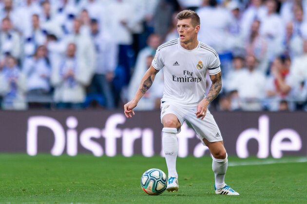 MADRID, SPAIN - FEBRUARY 01: (BILD ZEITUNG OUT) Toni Kroos of Real Madrid controls the ball  during the Liga match between Real Madrid CF and Club Atletico de Madrid at Estadio Santiago Bernabeu on February 01, 2020 in Madrid, Spain. (Photo by TF-Images/Getty Images)