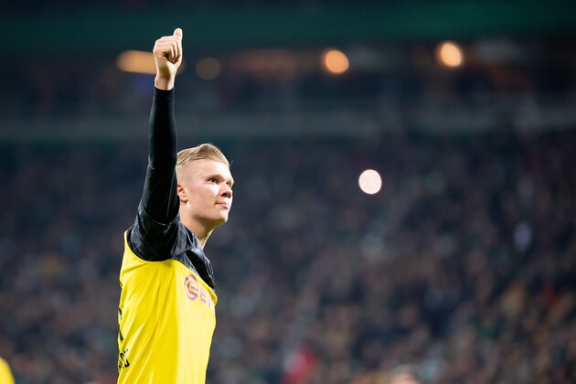 BREMEN, GERMANY - FEBRUARY 04: (BILD ZEITUNG OUT) Erling Haaland of Borussia Dortmund gestures during the DFB Cup round of sixteen match between SV Werder Bremen and Borussia Dortmund at Wohninvest Weserstadion on February 4, 2020 in Bremen, Germany. (Photo by Max Maiwald/DeFodi Images via Getty Images)