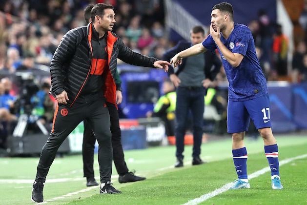 VALENCIA, SPAIN - NOVEMBER 27: Frank Lampard, Manager of Chelsea talks to Mateo Kovacic of Chelsea during the UEFA Champions League group H match between Valencia CF and Chelsea FC at Estadio Mestalla on November 27, 2019 in Valencia, Spain. (Photo by Gonzalo Arroyo Moreno/Getty Images)