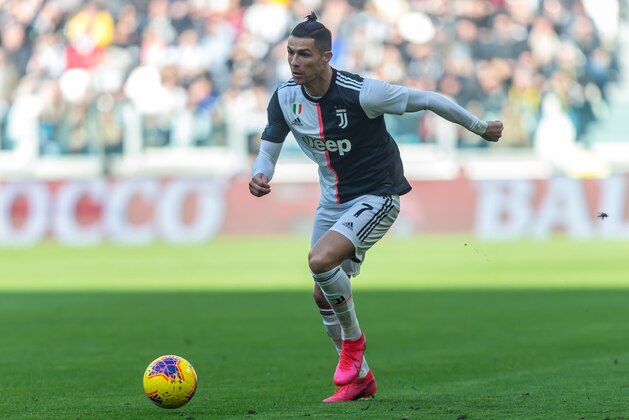 TURIN, ITALY - FEBRUARY 02: (BILD ZEITUNG OUT) Christiano Ronaldo of Juventus controls the ball during the Serie A match between Juventus and ACF Fiorentina at Allianz Stadium on February 02, 2020 in Turin, Italy. (Photo by TF-Images/Getty Images)