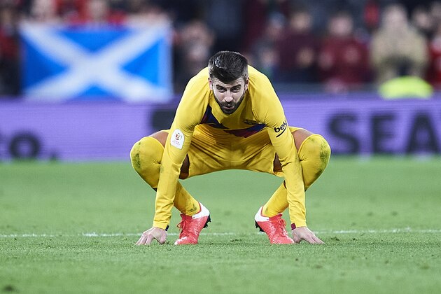 BILBAO, SPAIN - FEBRUARY 06: Gerard Pique of FC Barcelona reacts after getting injured during the Copa del Rey quarter final match between Athletic Bilbao and FC Barcelona at Estadio de San Mames on February 06, 2020 in Bilbao, Spain. (Photo by Juan Manuel Serrano Arce/Getty Images)
