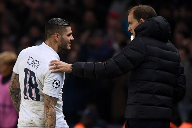 Paris Saint-Germain's Argentine forward Mauro Icardi (L) talks with Paris Saint-Germain's German coach Thomas Tuchel as he leaves the pitch during the UEFA Champions League Group A football match between Paris Saint-Germain (PSG) and Club Brugge at the Parc des Princes stadium in Paris on November 6, 2019. (Photo by FRANCK FIFE / AFP) (Photo by FRANCK FIFE/AFP via Getty Images)