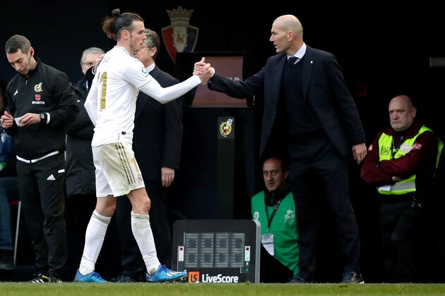 , SPAIN - FEBRUARY 9: (L-R) Gareth Bale of Real Madrid, coach Zinedine Zidane of Real Madrid  during the La Liga Santander  match between Osasuna v Real Madrid on February 9, 2020 (Photo by David S. Bustamante/Soccrates/Getty Images)