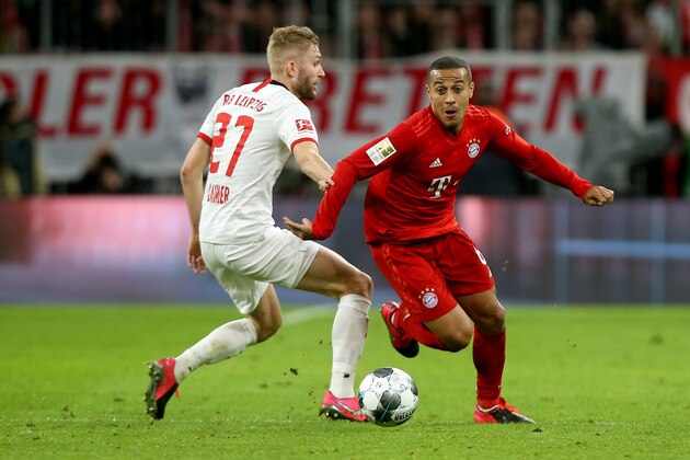 MUNICH, GERMANY - FEBRUARY 09: (BILD ZEITUNG OUT) Konrad Laimer of RB Leipzig and Thiago of FC Bayern Muenchen battle for the ball during the Bundesliga match between FC Bayern Muenchen and RB Leipzig at Allianz Arena on February 9, 2020 in Munich, Germany. (Photo by DeFodi Images via Getty Images)