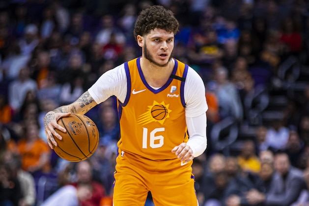 PHOENIX, AZ - JANUARY 31: Tyler Johnson #16 of the Phoenix Suns handles the ball against the Oklahoma City Thunder on January 31, 2020 at Talking Stick Resort Arena in Phoenix, Arizona. NOTE TO USER: User expressly acknowledges and agrees that, by downloading and or using this photograph, user is consenting to the terms and conditions of the Getty Images License Agreement. Mandatory Copyright Notice: Copyright 2020 NBAE (Photo by Zach Beeker/NBAE via Getty Images)
