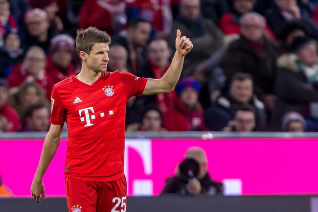MUNICH, GERMANY - FEBRUARY 09: (BILD ZEITUNG OUT) Thomas Mueller of FC Bayern Muenchen gestures during the Bundesliga match between FC Bayern Muenchen and RB Leipzig at Allianz Arena on February 9, 2020 in Munich, Germany. (Photo by DeFodi Images via Getty Images)