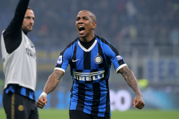 MILAN, ITALY - FEBRUARY 09: Ashley Young of FC Internazionale celebrates for the victory ,during the Serie A match between FC Internazionale and  AC Milan at Stadio Giuseppe Meazza on February 9, 2020 in Milan, Italy. (Photo by MB Media/Getty Images)