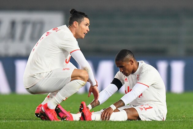VERONA, ITALY - FEBRUARY 08: Cristiano Ronaldo of Juventus and  Douglas Costa of Juventus during the Serie A match between Hellas Verona and  Juventus at Stadio Marcantonio Bentegodi on February 8, 2020 in Verona, Italy.  (Photo by Alessandro Sabattini/Getty Images)