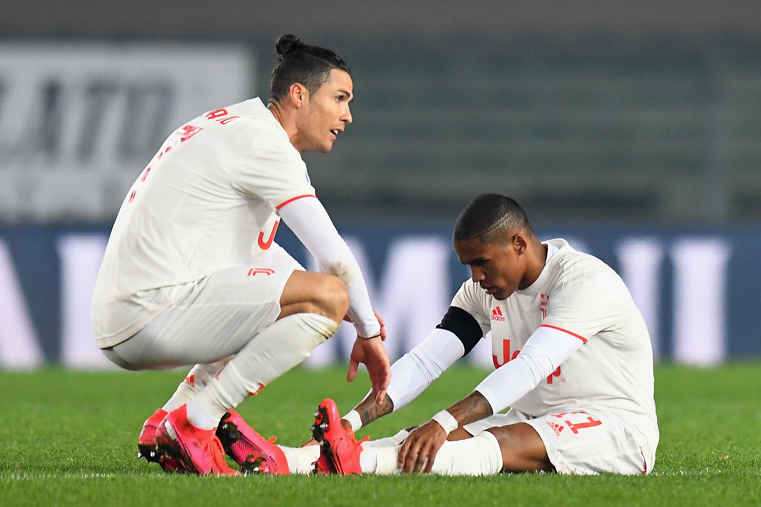 VERONA, ITALY - FEBRUARY 08: Cristiano Ronaldo of Juventus and  Douglas Costa of Juventus during the Serie A match between Hellas Verona and  Juventus at Stadio Marcantonio Bentegodi on February 8, 2020 in Verona, Italy.  (Photo by Alessandro Sabattini/Getty Images)