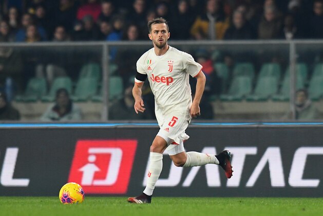 VERONA, ITALY - FEBRUARY 08: Mirelam Pjanic of Juventus in action during the Serie A match between Hellas Verona and  Juventus at Stadio Marcantonio Bentegodi on February 8, 2020 in Verona, Italy.  (Photo by Alessandro Sabattini/Getty Images)