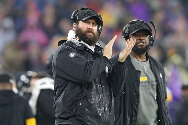 BALTIMORE, MARYLAND - DECEMBER 29: Quarterback Ben Roethlisberger #7 of the Pittsburgh Steelers and head coach Mike Tomlin of the Pittsburgh Steelers look on from the sideline against the Baltimore Ravens during the second quarter at M&T Bank Stadium on December 29, 2019 in Baltimore, Maryland. (Photo by Rob Carr/Getty Images)